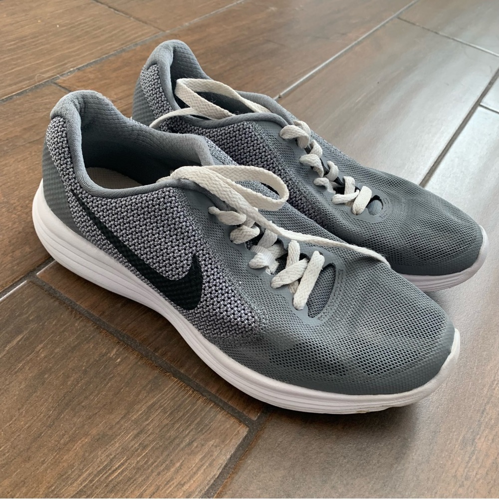 Nike Revolution 3 Unisex Lightweight Sneakers Grey 819413-003 sz 5Y (6.5 Women)